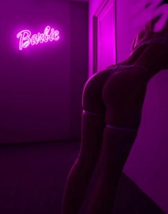 Девушка массажистка Ким, салон Barbie relax
